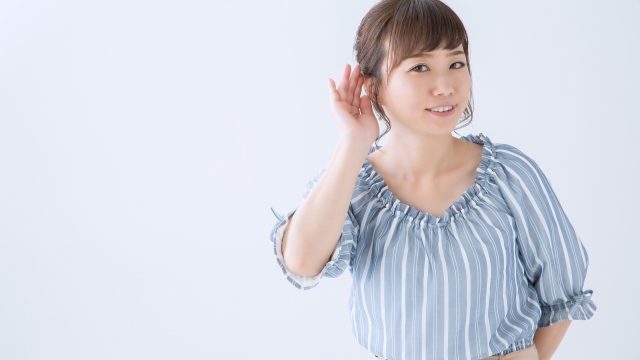 探偵社を利用した人の声を聞く女性