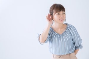 探偵社を利用した人の声を聞く女性